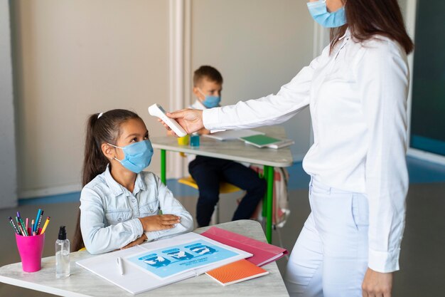 体温が回復するのを待っている子供たち