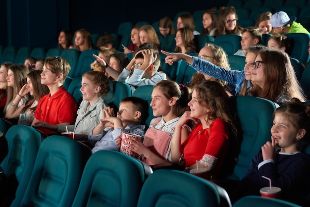 영화관에서 영화를 보는 아이들