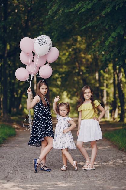 Foto gratuita bambini con palloncini