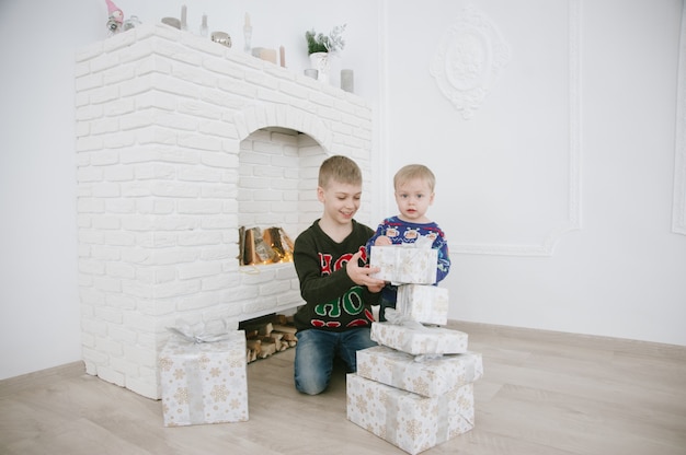 Free photo children with gift box