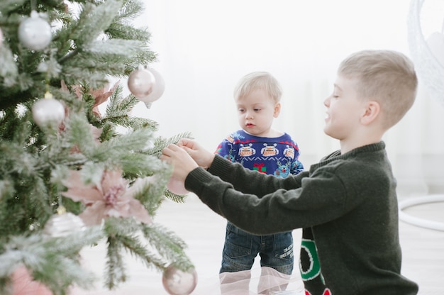 Free photo children with gift box