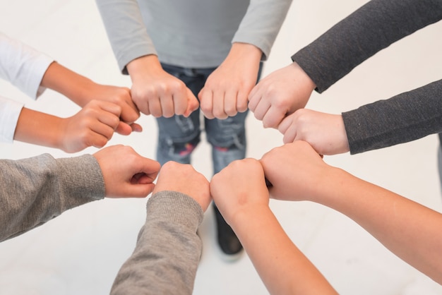 Foto gratuita i bambini con le loro mani insieme