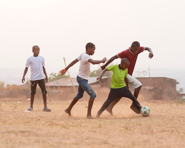 サッカーをしている子供たち