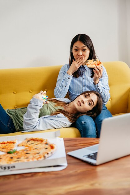 映画を見ていて、ピザを食べる