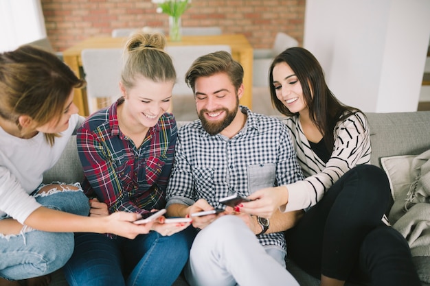 Agghiacciante persone con gli smartphone