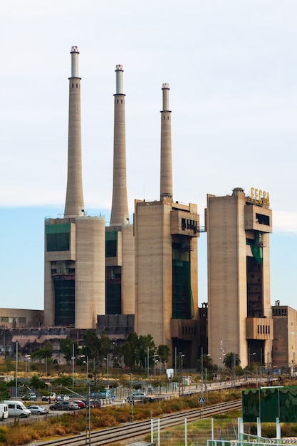 무료 사진 폐쇄 형 화력 발전소의 굴뚝. 바르셀로나, 스페인