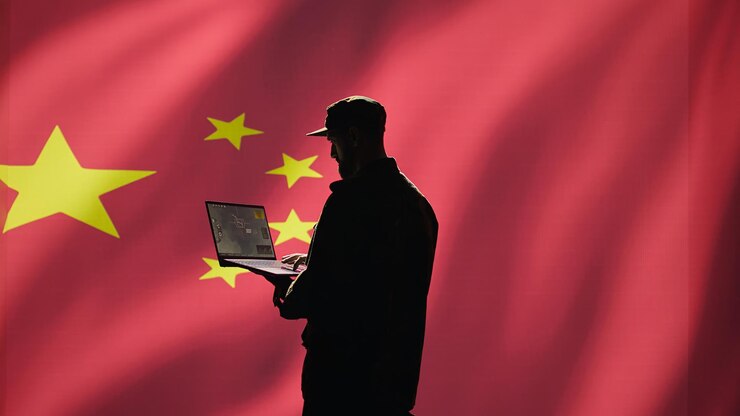 無料Photo 中国の防空オペレーターがラップトップでレーダーシステムを使ってミサイルを検出する