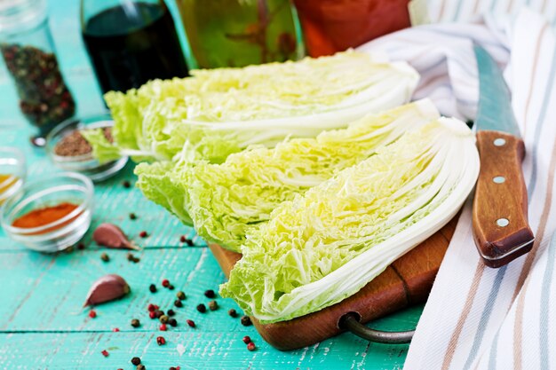 Китайская капуста. Подготовка ингредиентов для кимчи капусты. Традиционная корейская кухня.