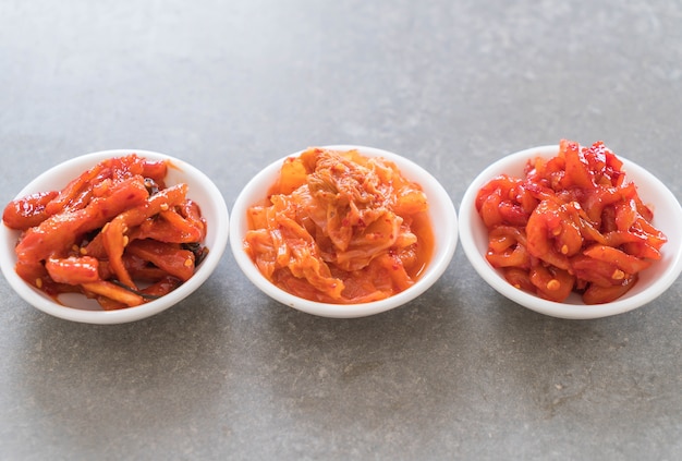 Foto gratuita cavolo cinese, squash e ravanello kimchi
