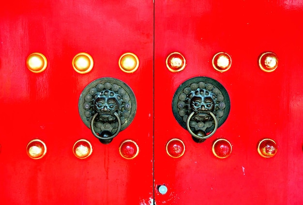 Китайская дверь красного цвета с украшением храма в Гонконге.
