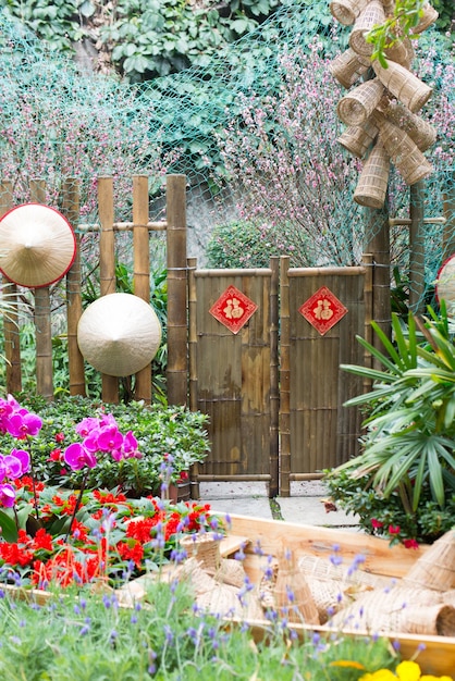 色とりどりの花と中国庭園