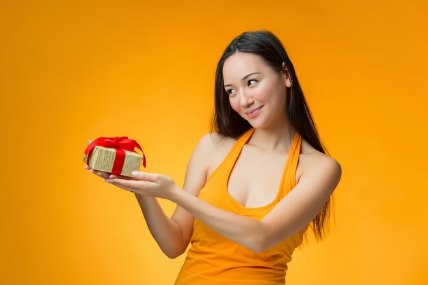 Китайская девушка с подарком