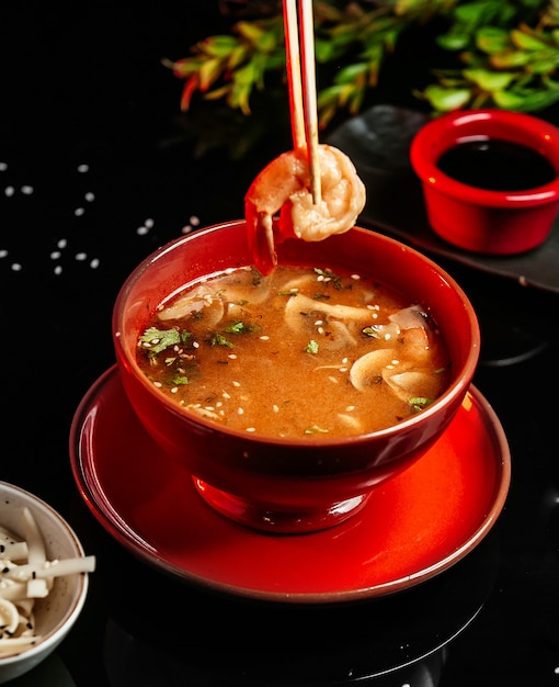 Китайский грибной суп на столе