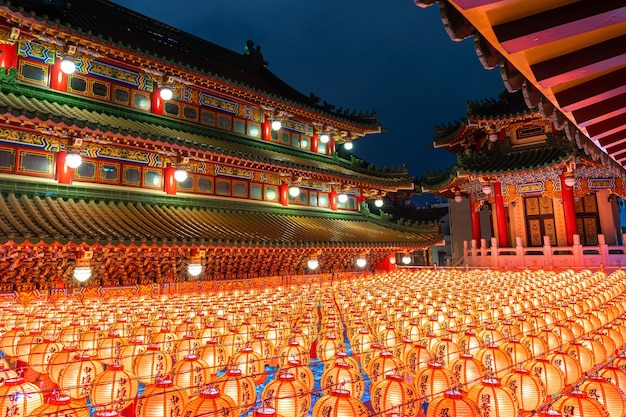 中国の旧正月、中国の旧正月の祭りのために照らされた寺院に伝統的な中国のランタンが展示されています。