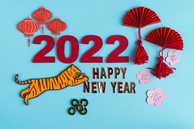 Китайский новый год, год тигра. бумажный декор с традиционными мотивами и тигром на синем фоне. скопируйте пространство.
