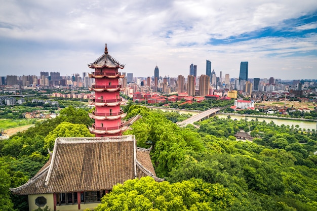 山の上にある中国の古い塔