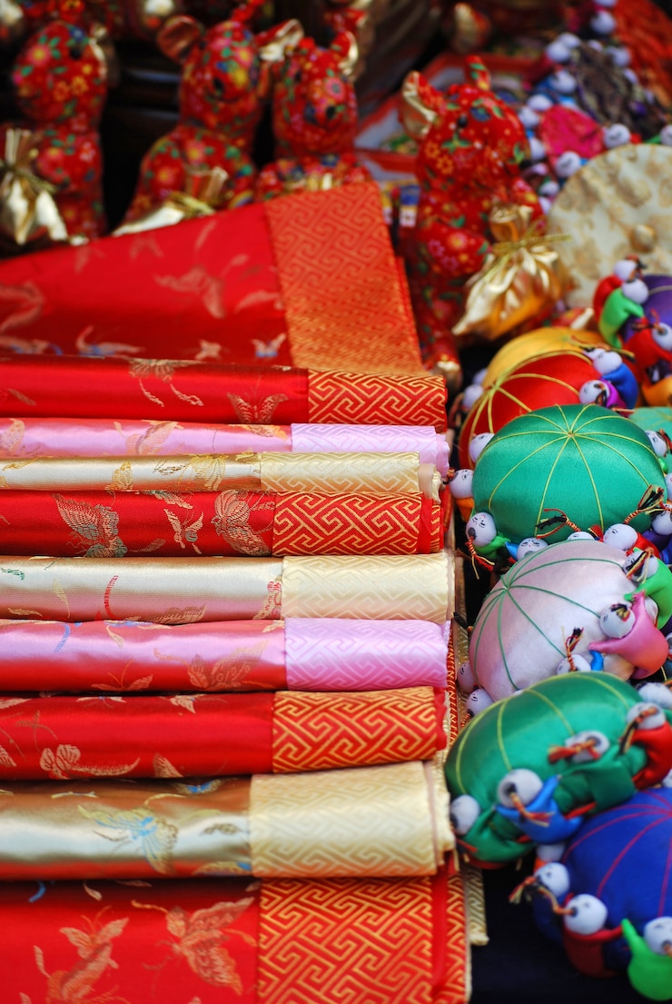Free Photo chinese silk and tourist items in asian market 