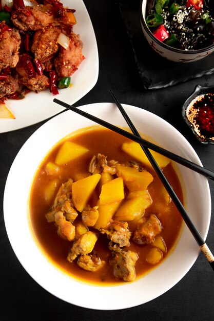 닭고기와 접시에 감자와 중국 수프