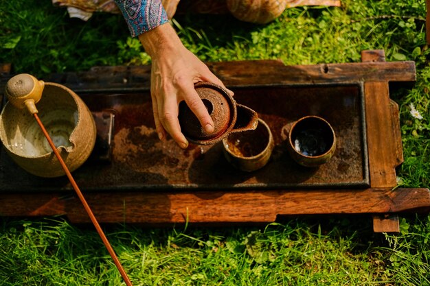 公園での中国茶道。野外でお茶を飲む。