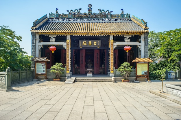 晴れた日の中国寺院