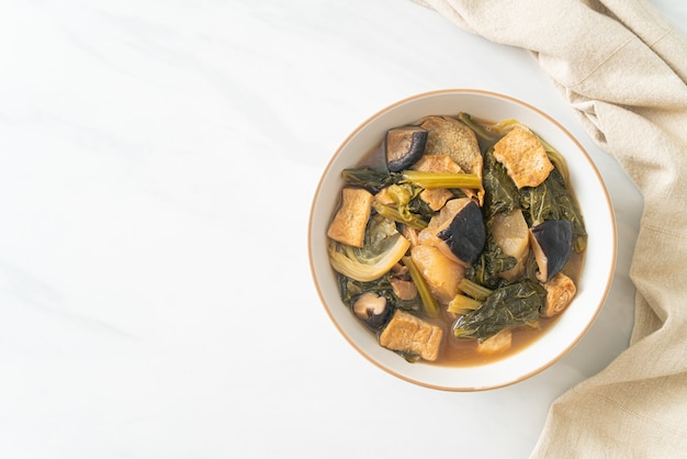 Китайское овощное рагу с тофу или овощной суп - веганский и вегетарианский стиль питания Premium Фотографии