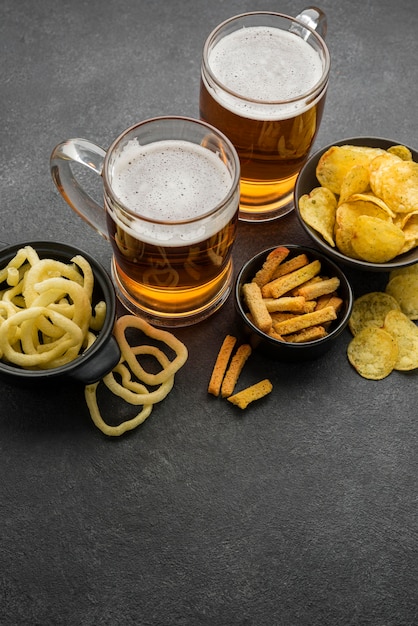 Foto gratuita chip e boccali di birra ad alto angolo