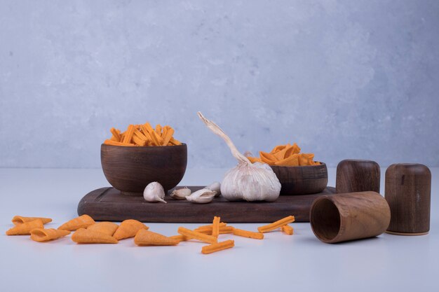 Chips with garlic flavour on a wooden board