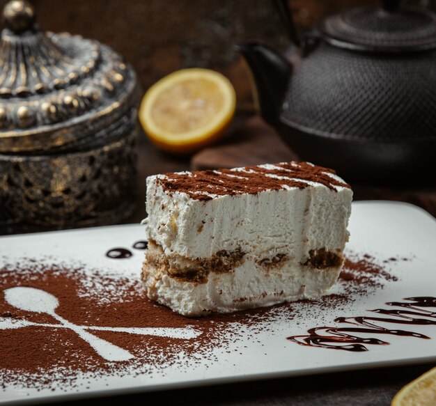 chocolade honey cake in the plate