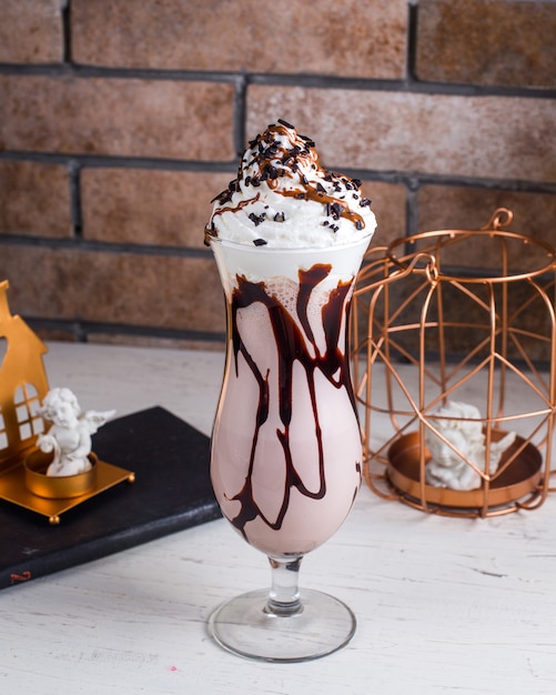 Шоколадный молочный коктейль на столе