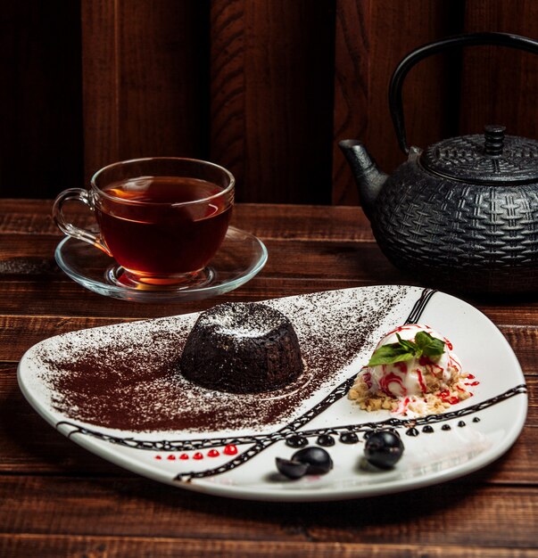 Chocolade volcano with ice cream and tea