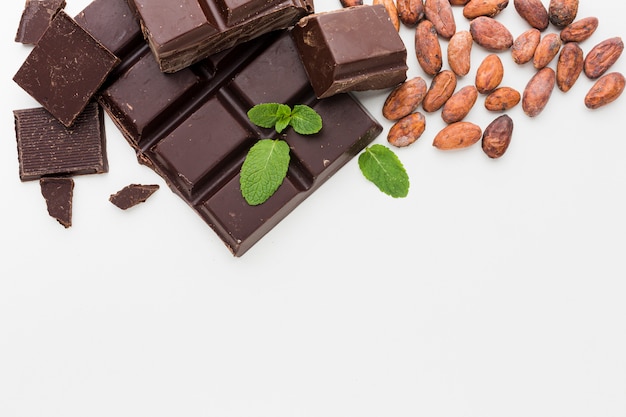무료 사진 초콜릿과 코코아 콩 평면 배치