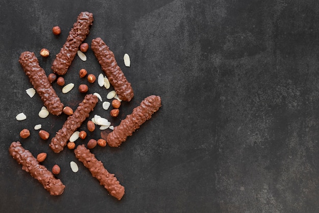 Foto gratuita disposizione del cioccolato su sfondo scuro con spazio di copia