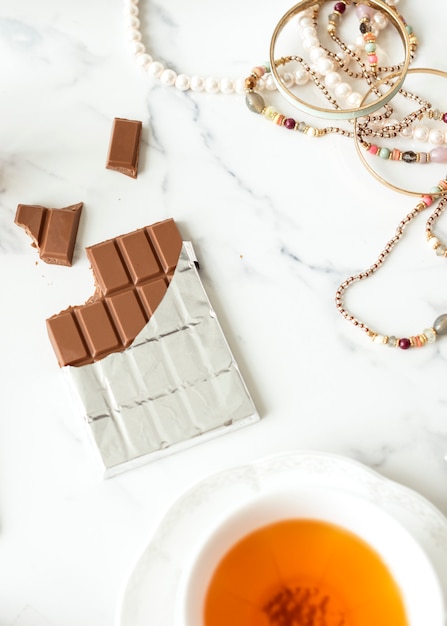 Tavoletta di cioccolato sul tavolo di marmo