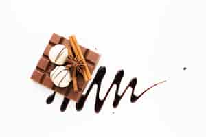 Free photo chocolate bar with cinnamon sticks