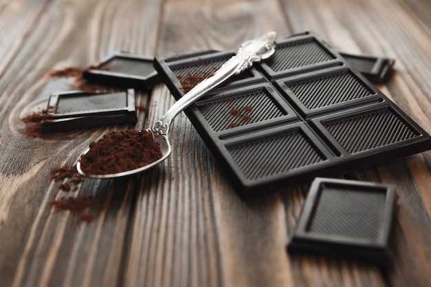 Foto gratuita barretta di cioccolato con cucchiaio
