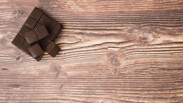 Foto gratuita tavoletta di cioccolato sulla scrivania in legno