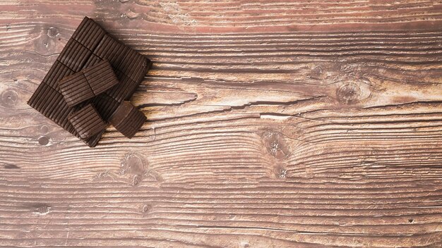 木製の机のチョコレートバー