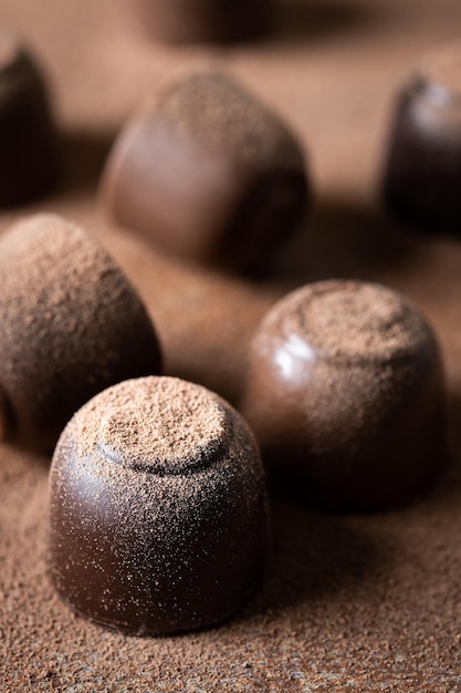 Foto gratuita cioccolatini al cioccolato e sfondo di polvere di cacao