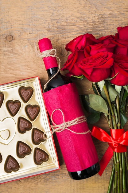무료 사진 장미와 레드 와인의 초콜릿 꽃다발