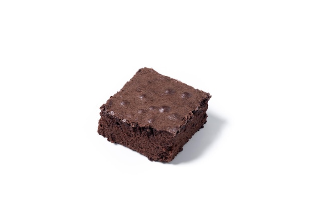 Foto gratuita porzione di brownie al cioccolato isolata su sfondo bianco