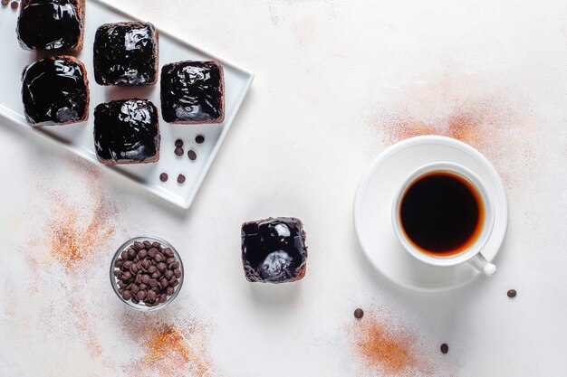 チョコレートケーキはチョコレートソースとフルーツ、ベリーで噛みます。