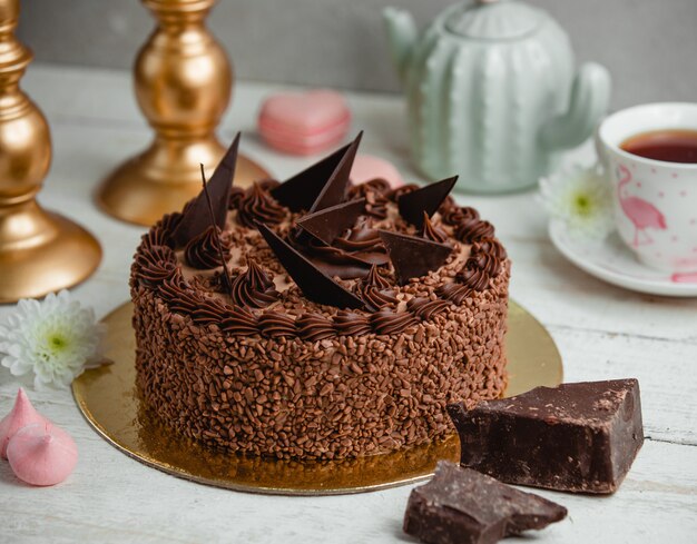 초콜릿 조각으로 장식 된 초콜릿 케이크