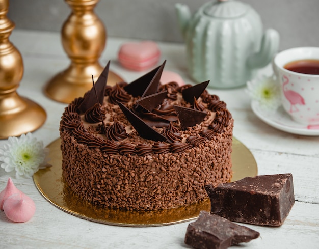 チョコレート片で飾られたチョコレートケーキ