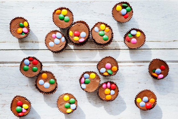 Free photo chocolate cake muffin desert close-up concept