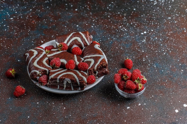 Rotolo di torta al cioccolato con marmellata di lamponi e crema al burro.