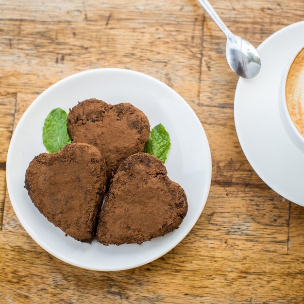하트 모양의 초콜릿 케이크와 커피