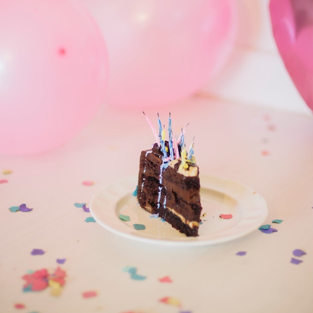 Foto gratuita fetta di torta al cioccolato