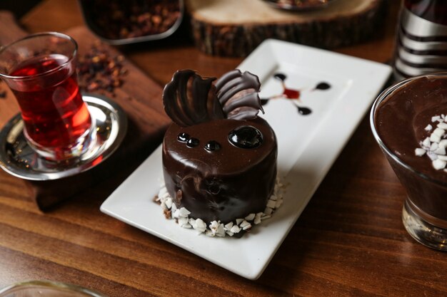 Шоколадный торт с чаем в армуди, вид сбоку