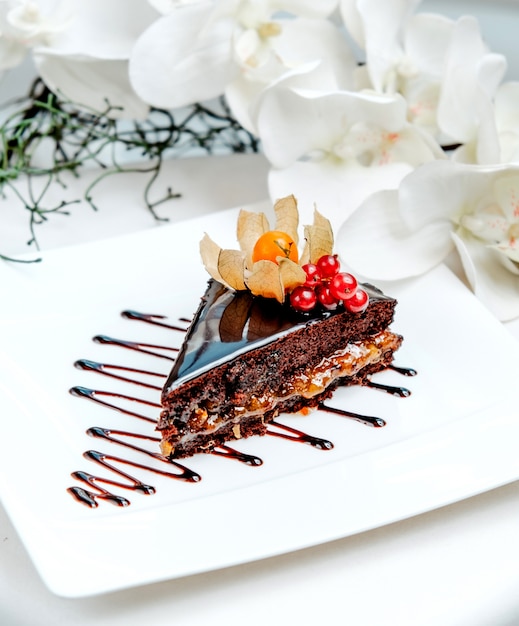 Free photo chocolate cake with berries on the table