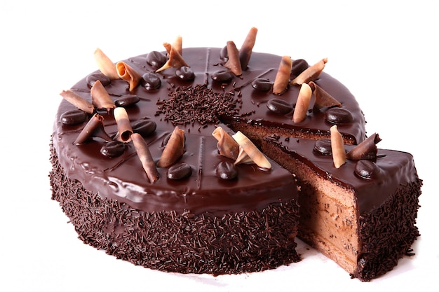 Foto gratuita torta al cioccolato con granelli di cioccolato